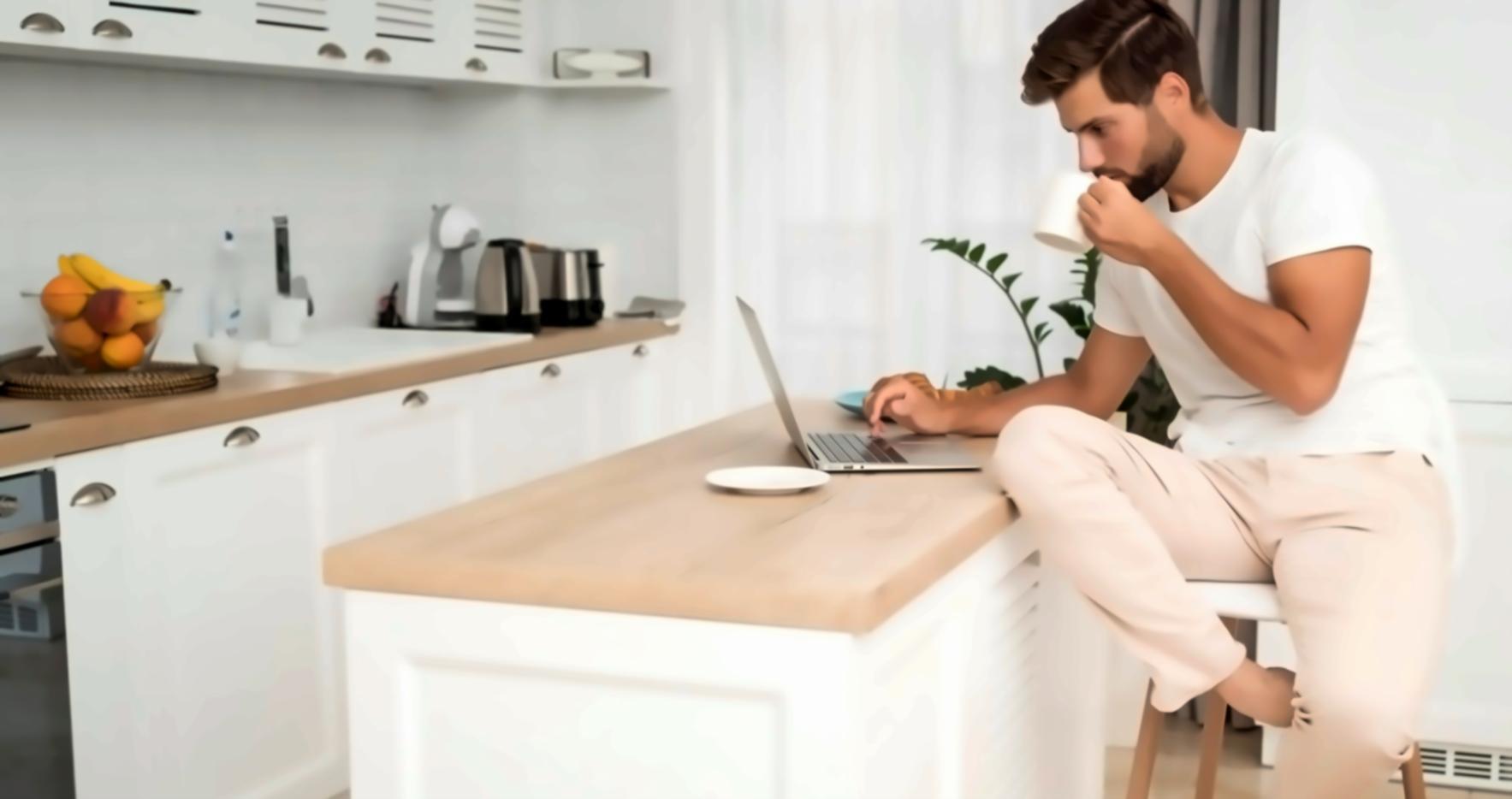 Persona trabajando con laptop y documentos organizados