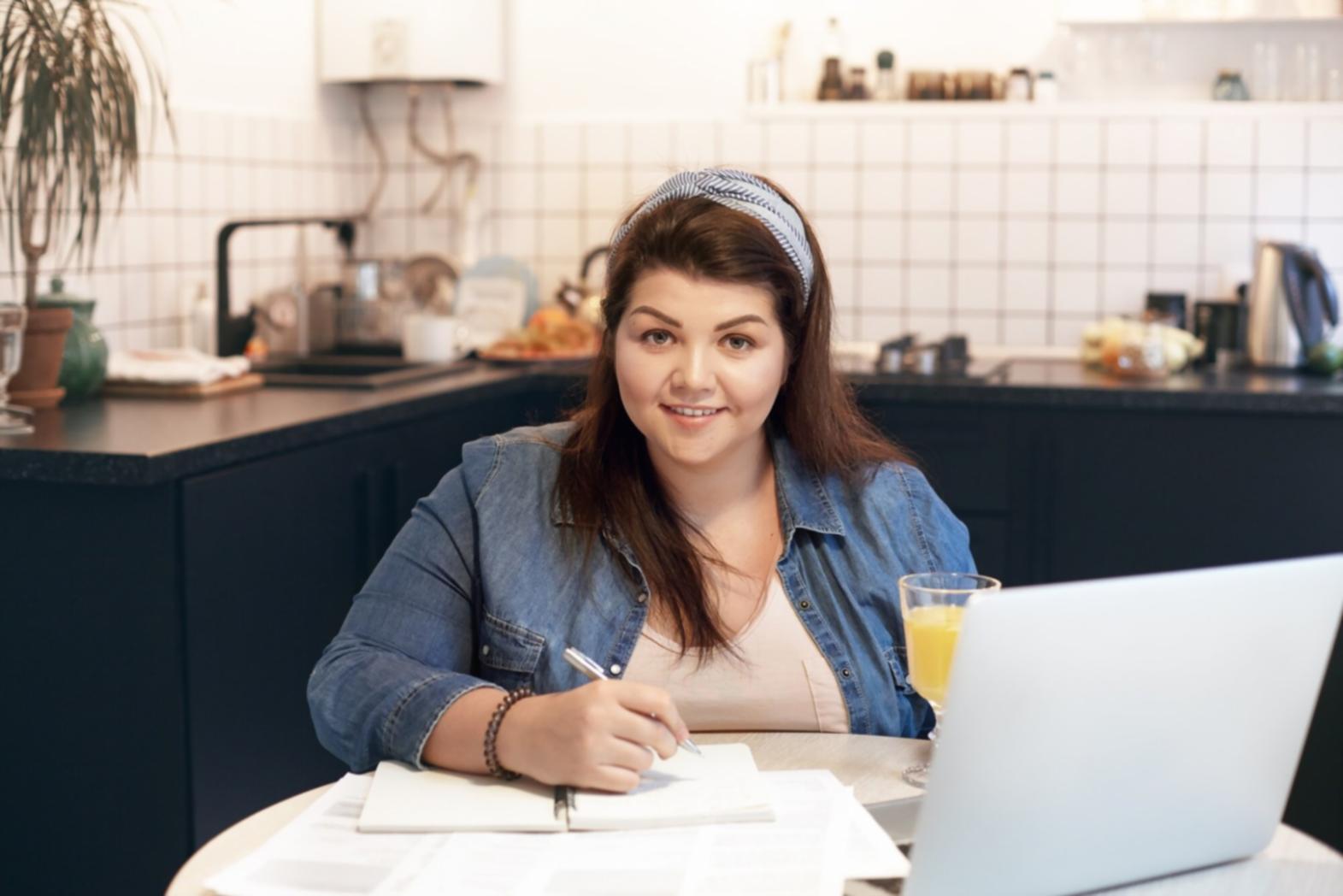 Sesión de grupo trabajando en planificación financiera colaborativa