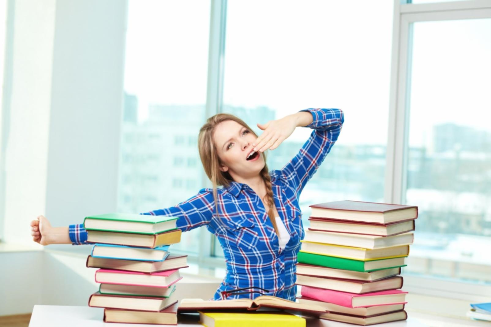 Persona trabajando con herramientas financieras en ordenador